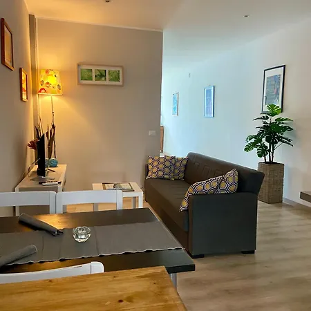 Lakeside Apartment *